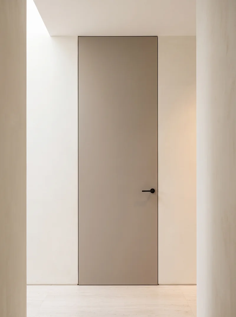 Porte intérieure moderne habillée de film Latte 505